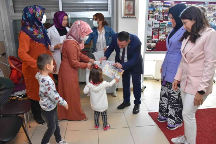 Bağlar Belediyesi Bayram Öncesi Çocukların Yüzünü Güldürdü