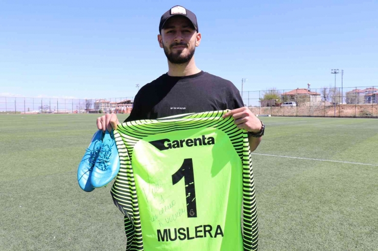 Tümör Nedeniyle Futbolu Bıraktı, Muslera Formasını Kanser Hastaları İçin Satışa Çıkarttı