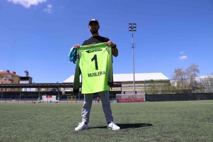 Tümör Nedeniyle Futbolu Bıraktı, Muslera Formasını Kanser Hastaları İçin Satışa Çıkarttı