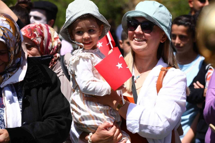 Gaziantepli Çocuklar 23 Nisan’ı Masal Park’ta Kutladı