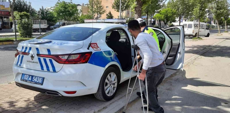 Sınava Girecek Olan Engelli Gencin Yardımına Trafik Polisleri Yetişti