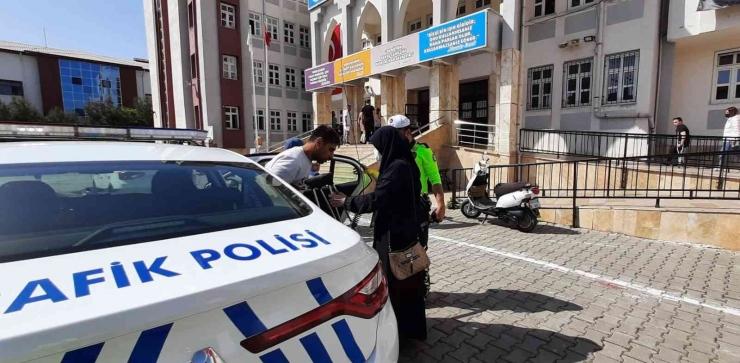 Sınava Girecek Olan Engelli Gencin Yardımına Trafik Polisleri Yetişti