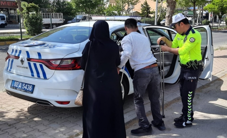 Sınava Girecek Olan Engelli Gencin Yardımına Trafik Polisleri Yetişti