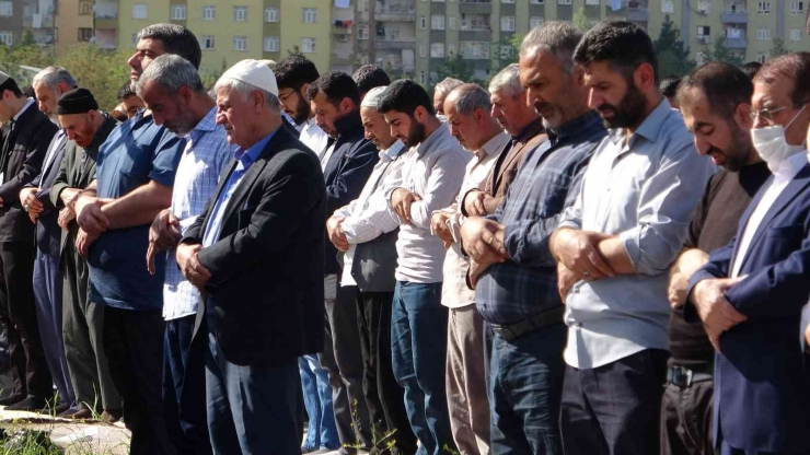 Diyarbakır’da Halk Yağmur Duasına Çıktı