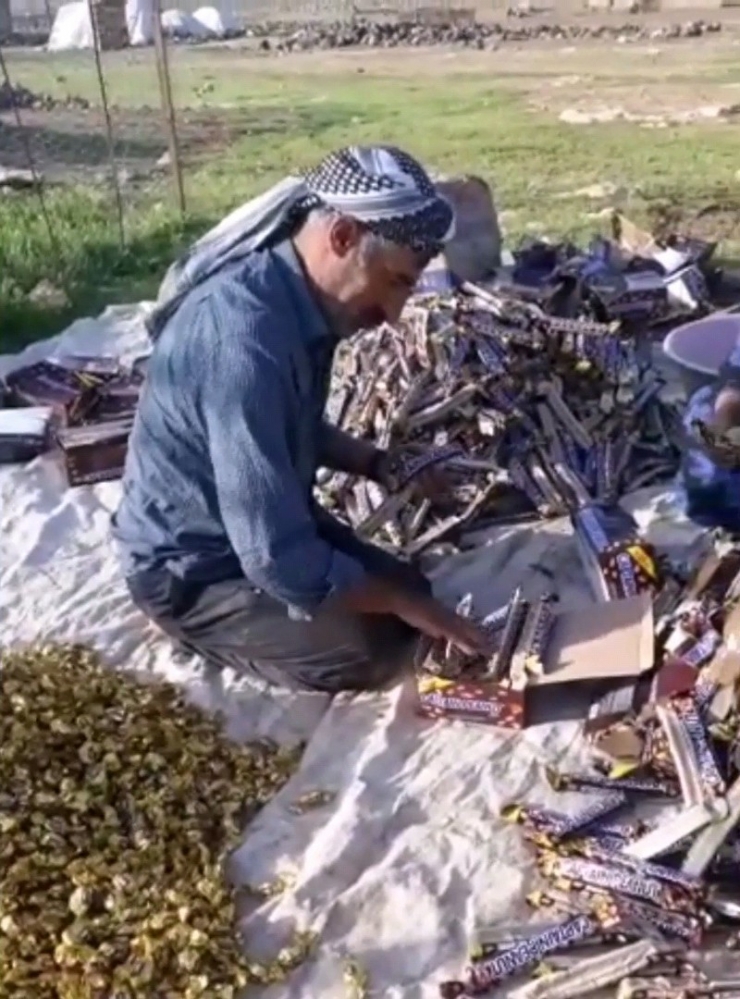 Devrilen Tırdaki Bayram Şekerleri İle Çikolatalar Yağmalandı