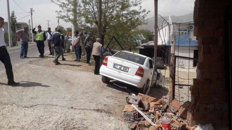 Diyarbakır’da Motosiklet İle Otomobil Çarpıştı: 1 Yaralı