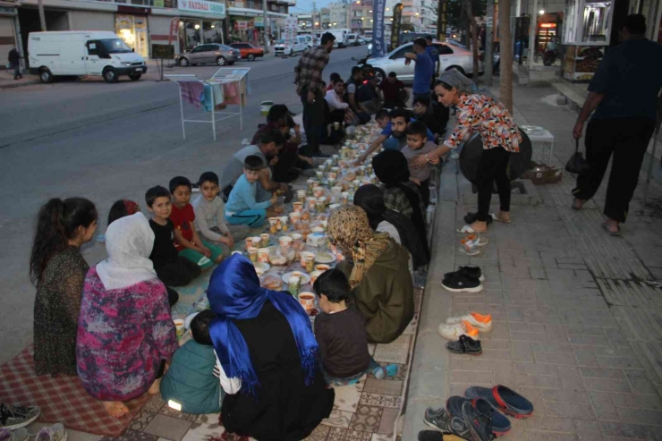 Şanlıurfa’da Sokak Ortasında İftar Sofrası