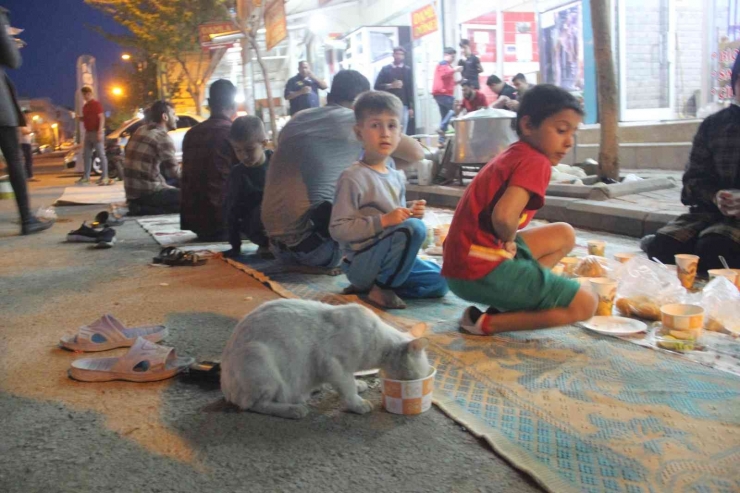 Şanlıurfa’da Sokak Ortasında İftar Sofrası