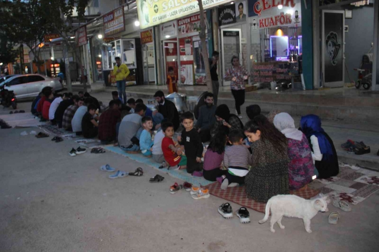 Şanlıurfa’da Sokak Ortasında İftar Sofrası