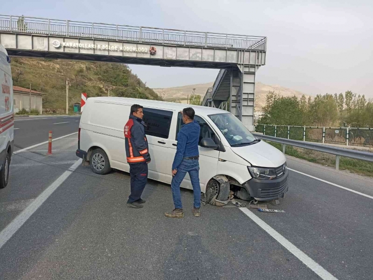 Kontrolden Çıkan Minibüs Kaza Yaptı: 2 Yaralı