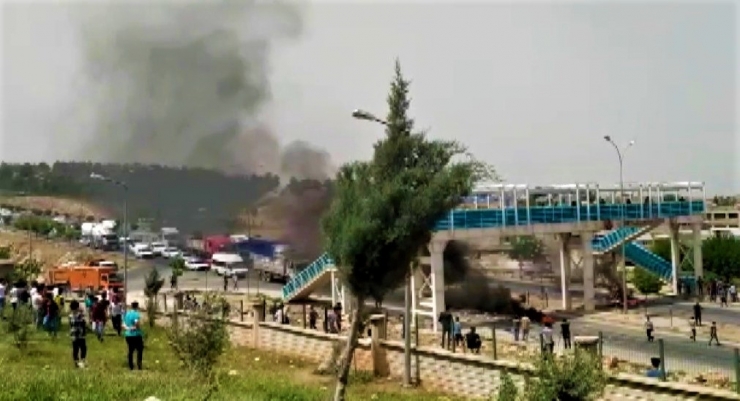 Şanlıurfa’da Çöp Kokusuna Karşı Lastik Yakıp Yolu Trafiğe Kapattılar