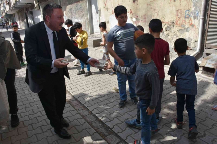 Başkan Beyoğlu, Çocuklara Kandil Simidi Ve Lokum İkramında Bulundu