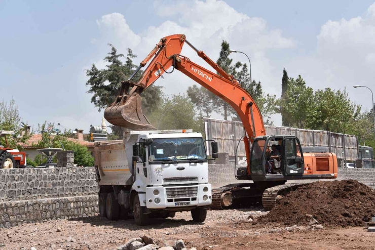 Siverek Ofis Parkta Hummalı Çalışmalar Devam Ediyor