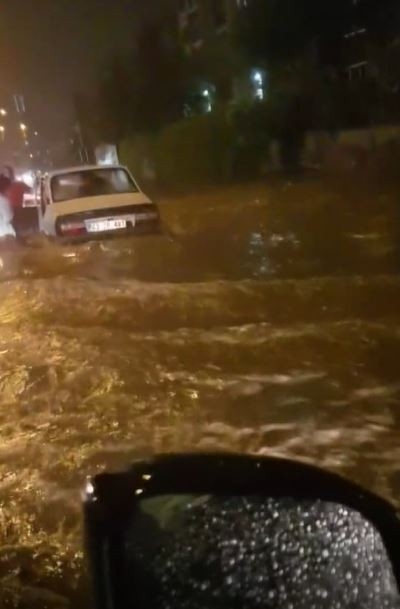 Gaziantep’te Sağanak Yağış Hayatı Felç Etti