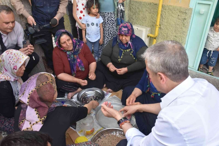 Başkan Kollarını Sıvadı, Yuvalama Yuvarladı