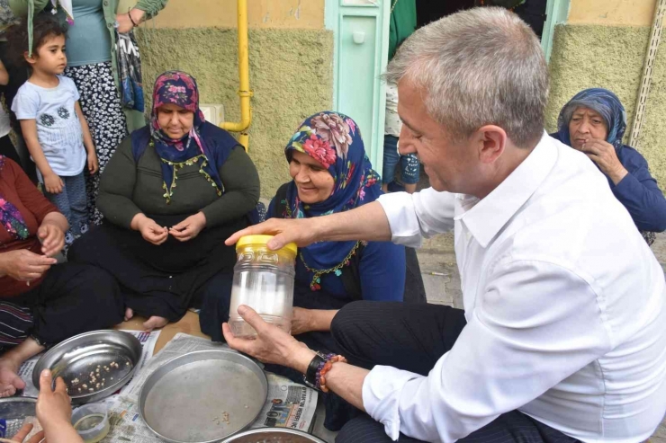 Başkan Kollarını Sıvadı, Yuvalama Yuvarladı