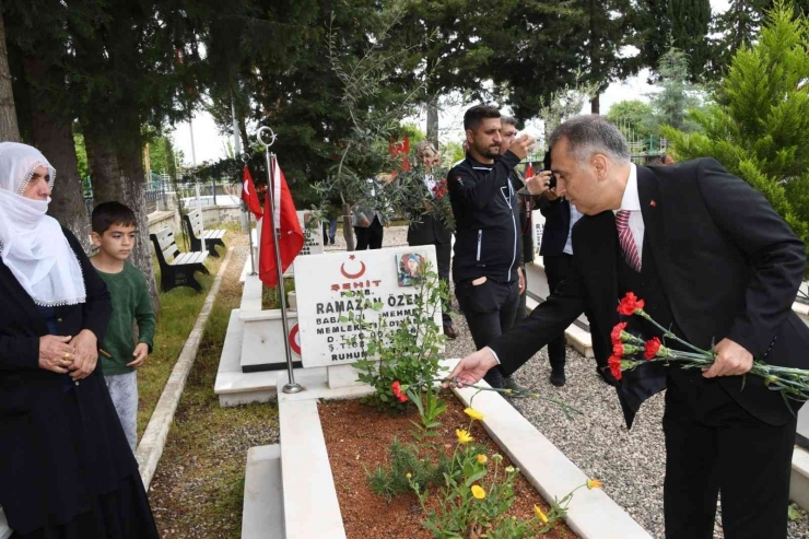 Adıyaman’da Bayram Arifesinde Şehitlik Ziyaret Edildi