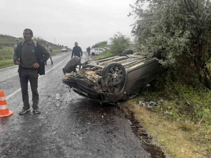 Kayganlaşan Yolda Kontrolden Çıkan Otomobil Takla Attı: 4 Yaralı