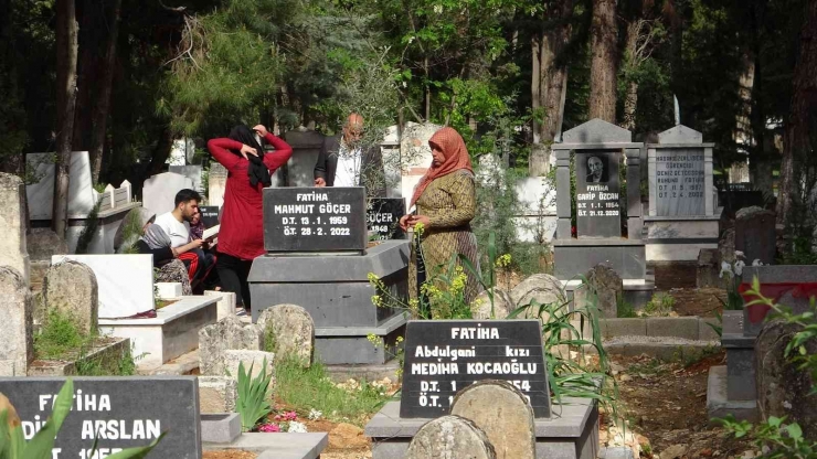 Gaziantep’te Mezarlıklarda Bayram Yoğunluğu