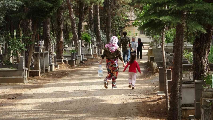 Gaziantep’te Mezarlıklarda Bayram Yoğunluğu