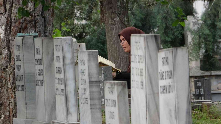 Gaziantep’te Mezarlıklarda Bayram Yoğunluğu