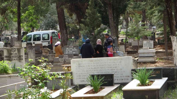 Gaziantep’te Mezarlıklarda Bayram Yoğunluğu