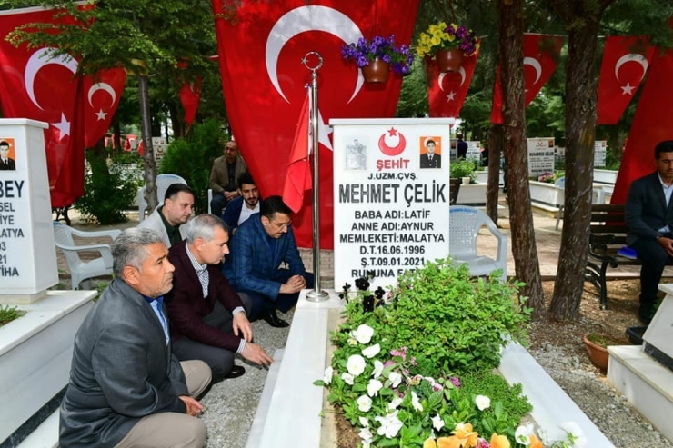 Milletvekili Tüfenkci İle Başkan Çınar’dan Şehitlik Ziyareti