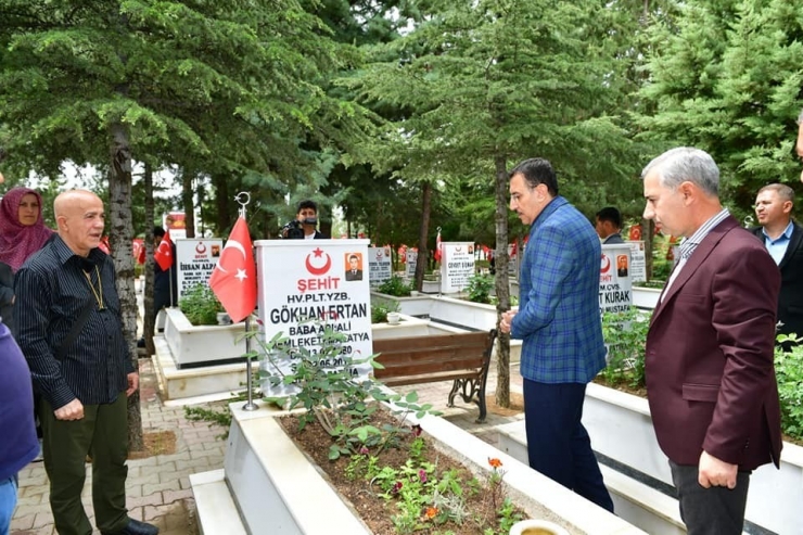 Milletvekili Tüfenkci İle Başkan Çınar’dan Şehitlik Ziyareti