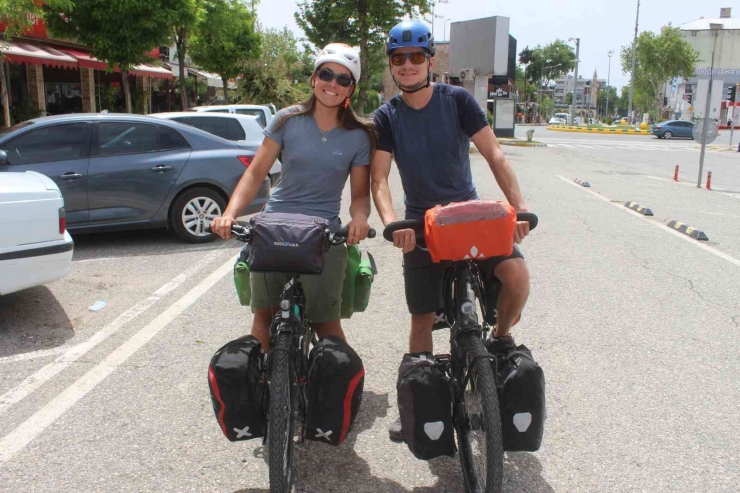Fransız Çift, Bisikletle Dünya Turu Yapıyor
