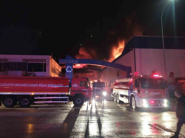 Gaziantep’te Geri Dönüşüm Fabrikasında Büyük Yangın