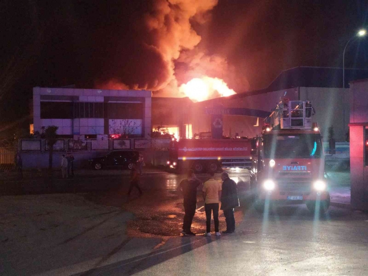 Gaziantep’te Geri Dönüşüm Fabrikasında Büyük Yangın