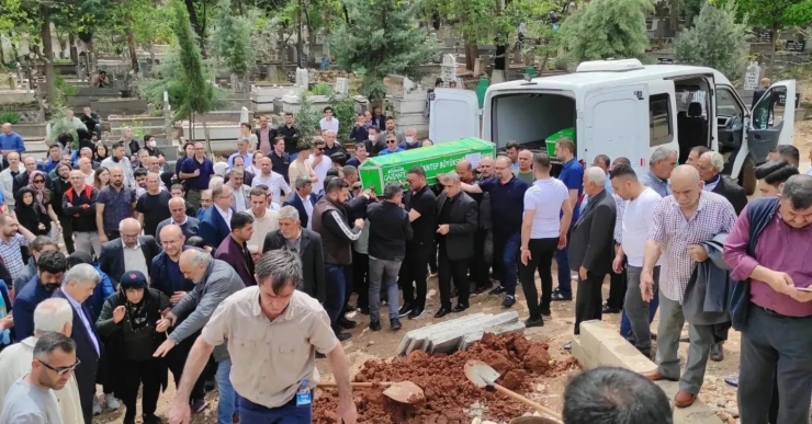 Eşini Silahla Yaraladıktan Sonra İntihar Doktorun Cenazesi Defnedildi