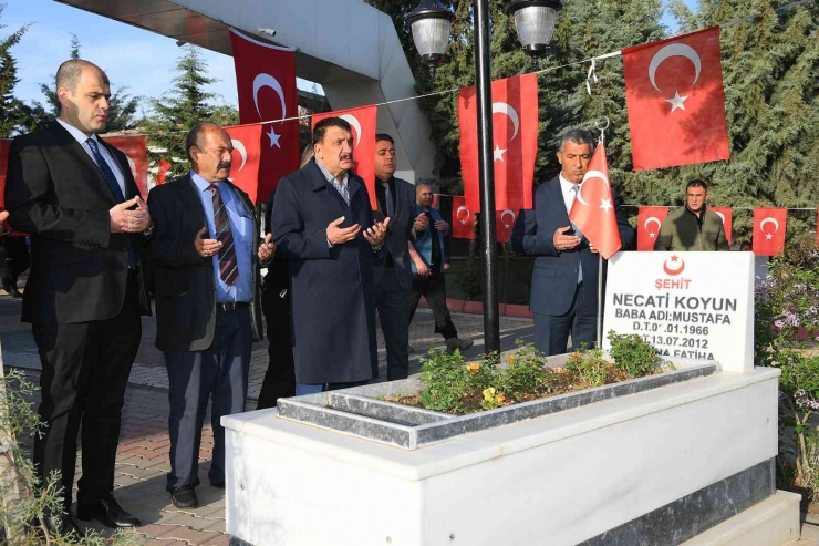 Başkan Gürkan’dan Şehitlik Ziyareti