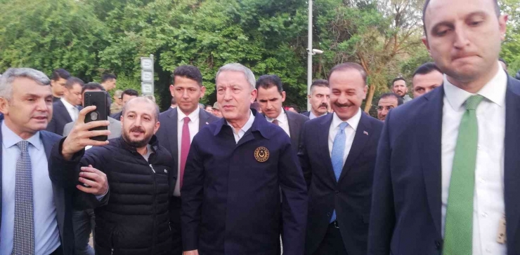 Milli Savunma Bakanı Hulusi Akar Bayram Namazını Balıklıgöl’de Kıldı