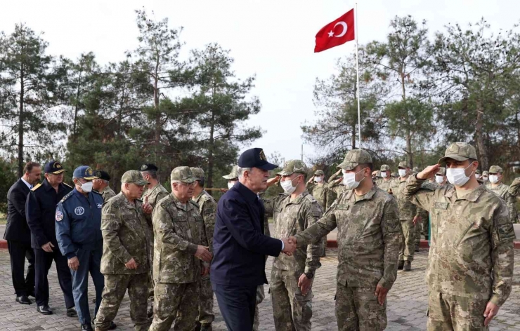 Bakan Akar Şanlıurfa’da Askerlerle Bayramlaştı