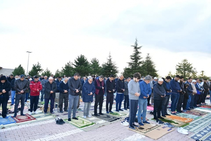 Tarihi Namazgah Alanı Bayram Namazında Doldu Taştı