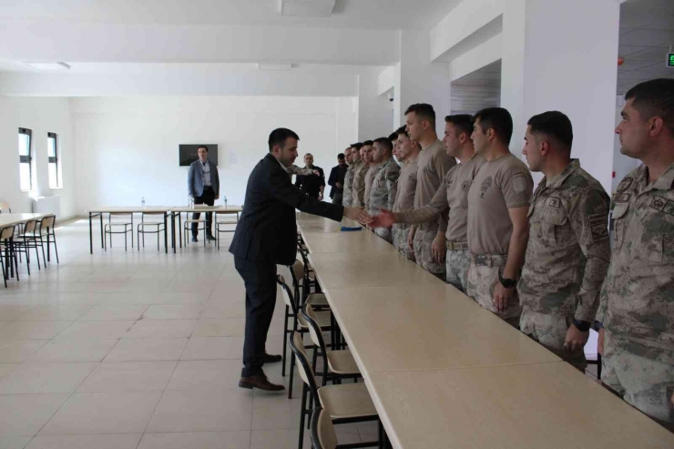 Dicle Kaymakamı Yurdagül, Şehit Ailesi Ve Güvenlik Güçleriyle Bayramlaştı