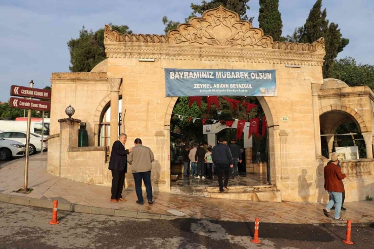 Mezarlık Ziyaretine Gidenlere Lokum İkram Edildi