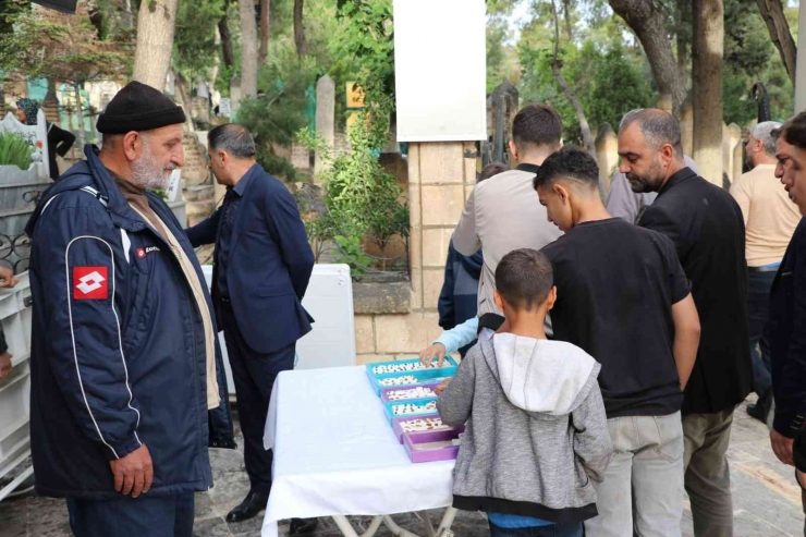 Mezarlık Ziyaretine Gidenlere Lokum İkram Edildi