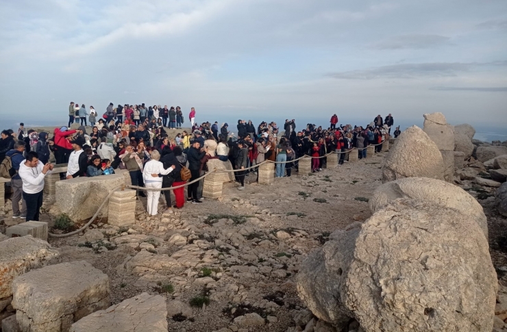 Bayramda Nemrut Dağı’na Ziyaretçi Akını