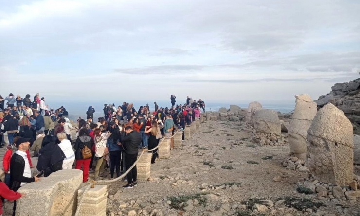 Bayramda Nemrut Dağı’na Ziyaretçi Akını