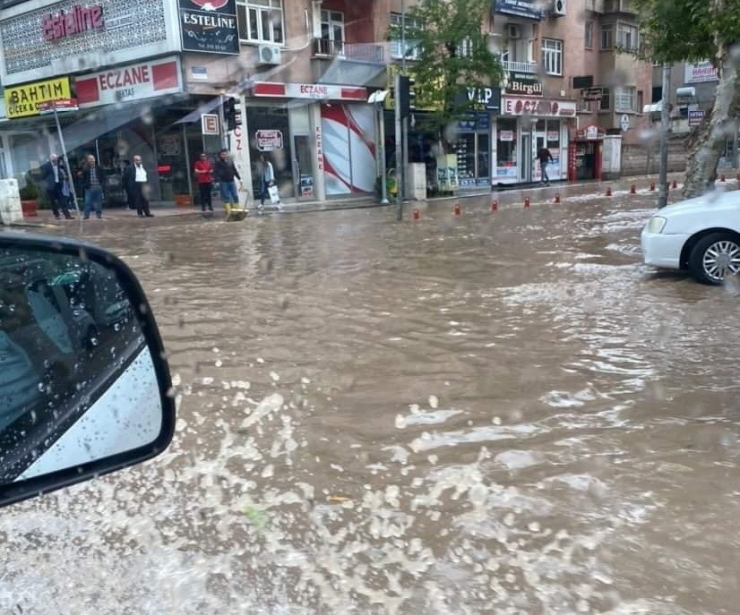 Adıyaman’da 10 Dakikalık Dolu Ve Yağmur, Hayatı Felç Etti