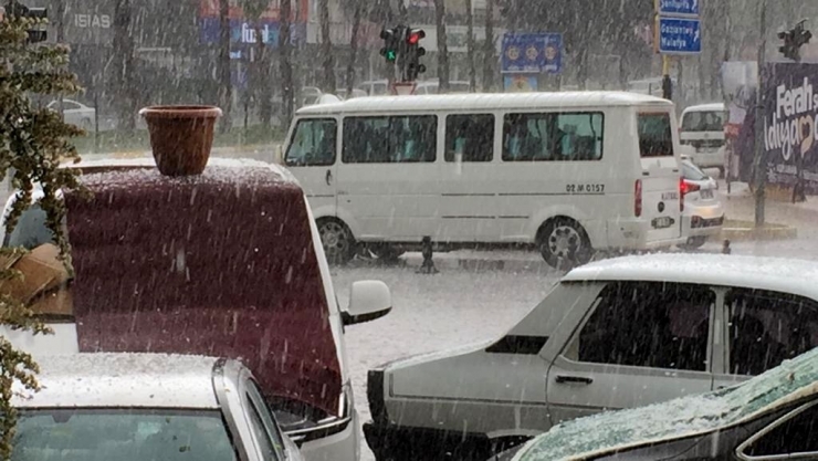 Adıyaman’da 10 Dakikalık Dolu Ve Yağmur, Hayatı Felç Etti