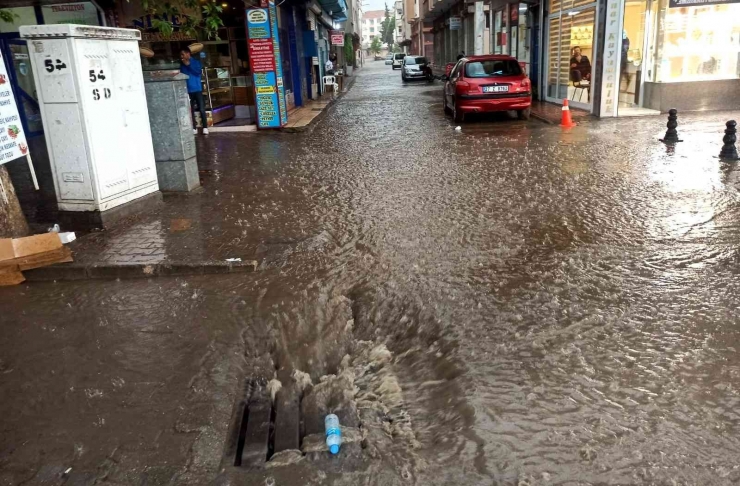 Gölbaşı’nda Tıkanan Yağmur Suyu Mazgalları Açıldı