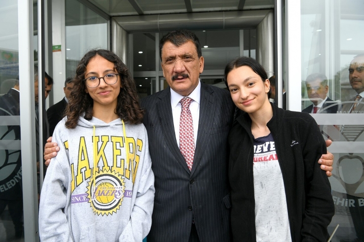 41 Öğrenciye Kamp İçin Çanakkale’ye Uğurladı
