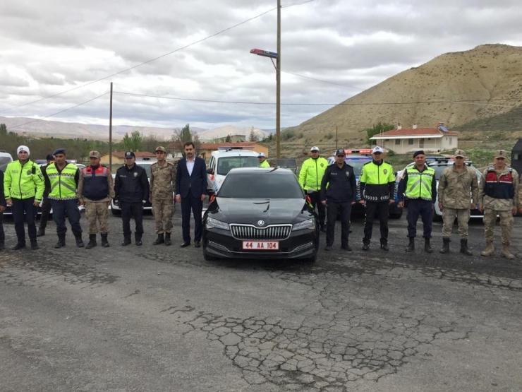 Darende’de Sürücülere Reflektör Dağıtıldı