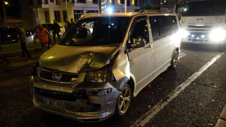 Malatya’da 4 Araç Birbirine Girdi, Trafik Kilitlendi