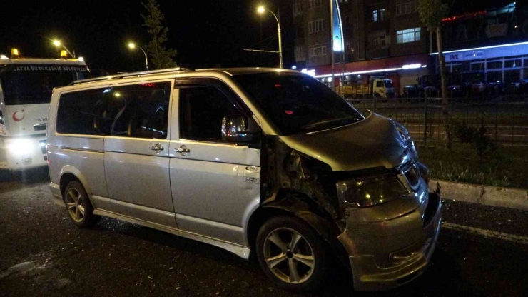 Malatya’da 4 Araç Birbirine Girdi, Trafik Kilitlendi