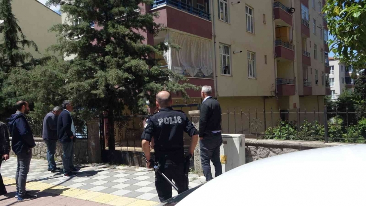 Kezzapla Kendine Zarar Vermek İsteyen Şahsı Polis Etkisiz Hale Getirdi