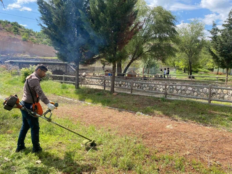 Gölbaşı’nda Parklara Bakım Çalışması